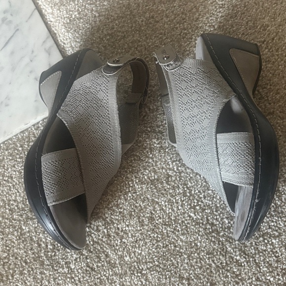 JBU Alyssa Wedge Gray Sandals - Picture 6 of 6